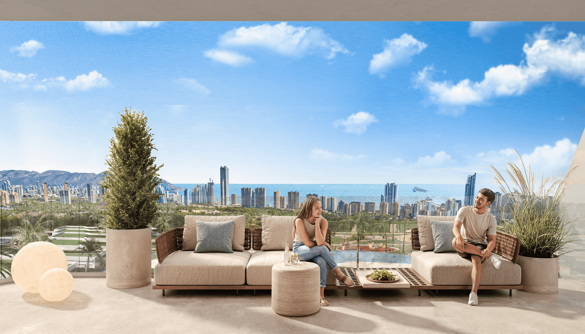 Entspannende Terrasse mit Lounge-Möbeln und atemberaubendem Blick auf die Stadt und das Meer.