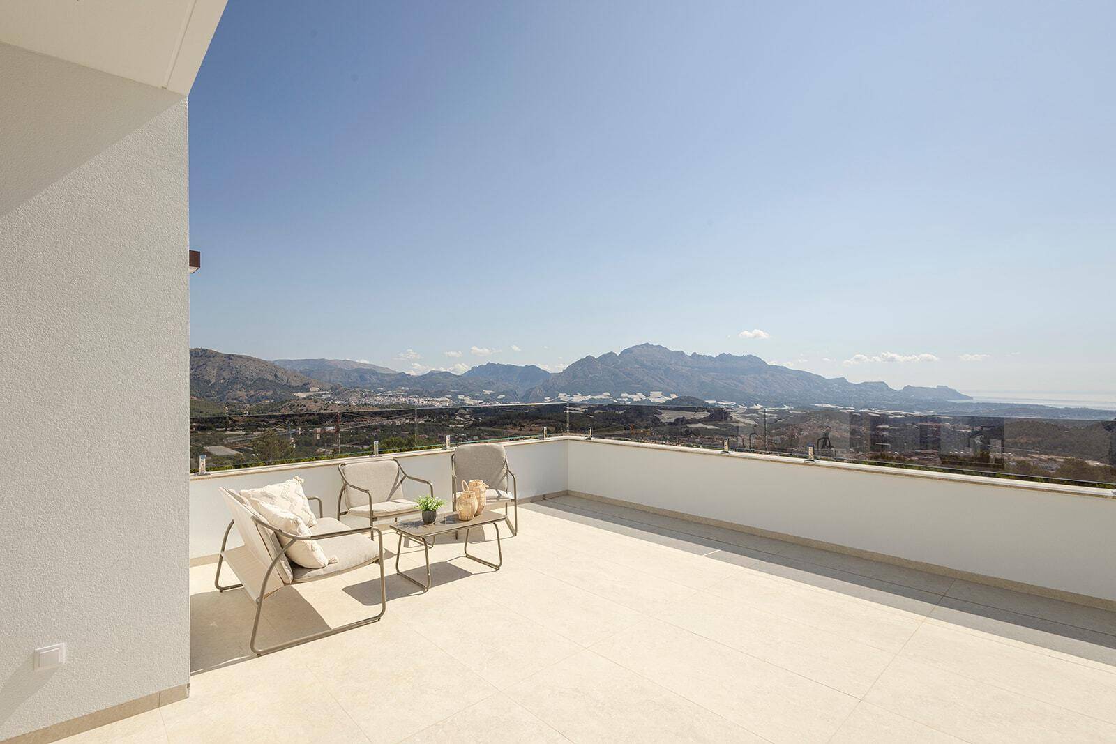 Weitläufige Terrasse mit Sitzgelegenheiten und beeindruckendem Panoramablick auf die Küste.
