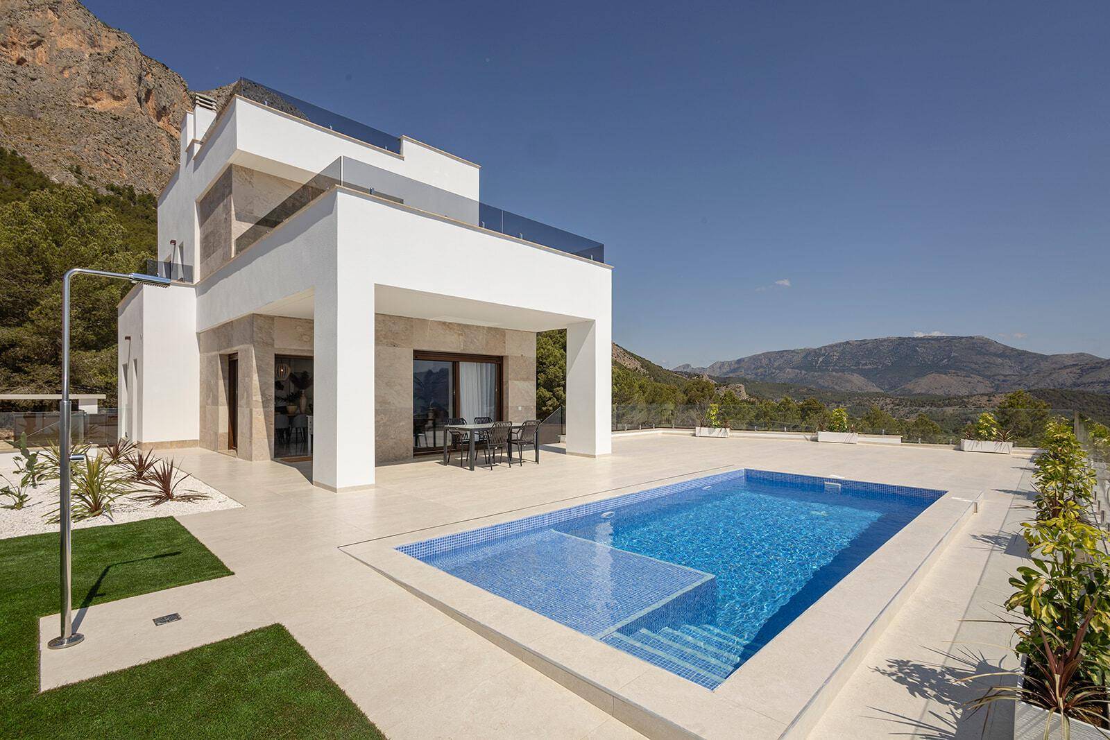 Moderne Villa mit großem Poolbereich, Außendusche und atemberaubendem Bergblick.