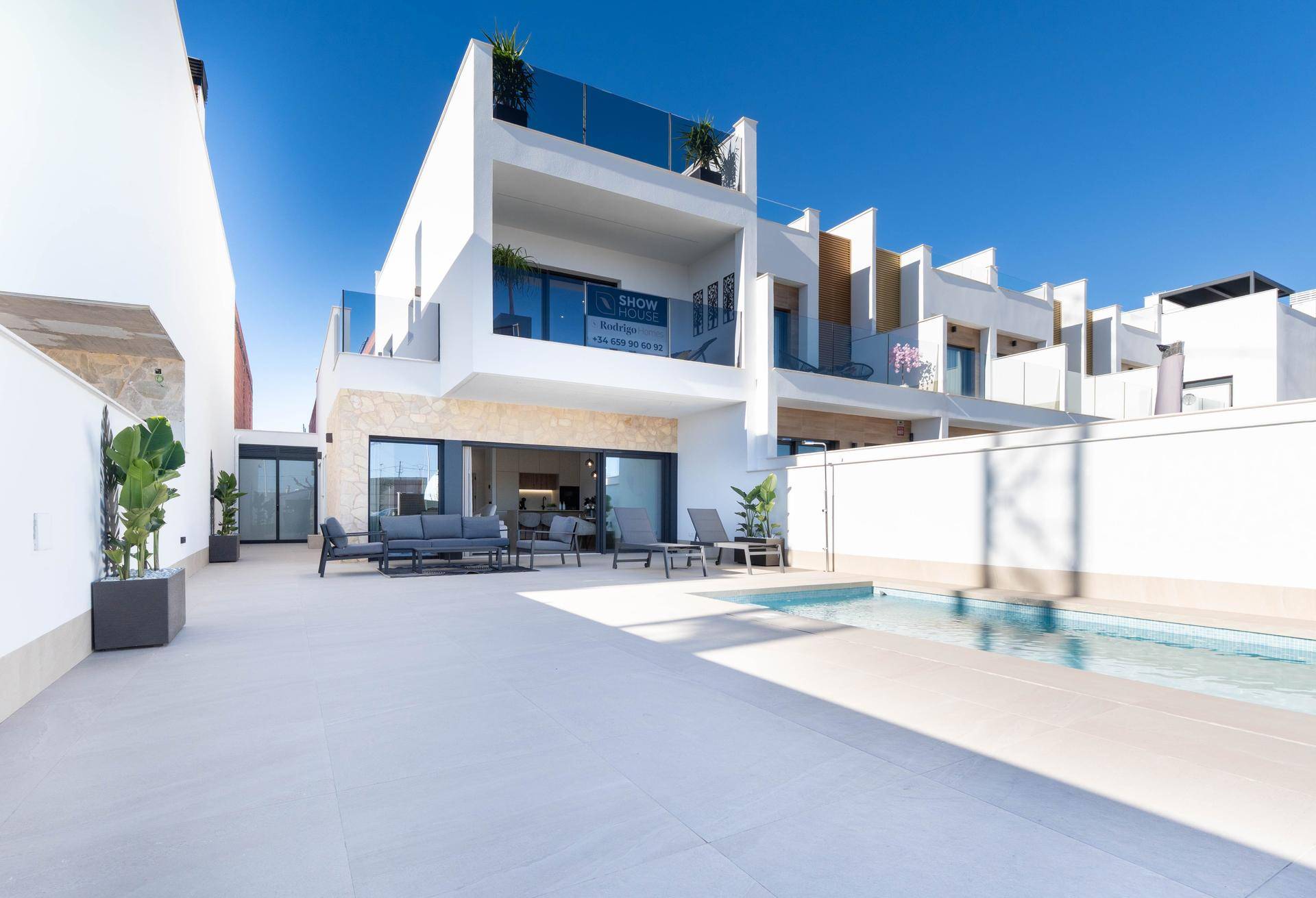 Elegante moderne Villa mit privatem Pool und weitläufiger Terrasse für sonnige Tage.