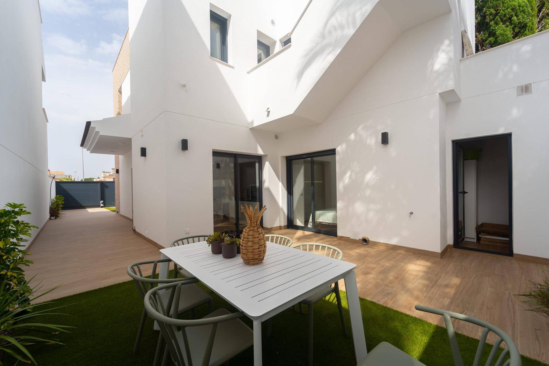 Großzügiger Garten- und Terrassenbereich mit Esstisch und moderner Architektur des Hauses.