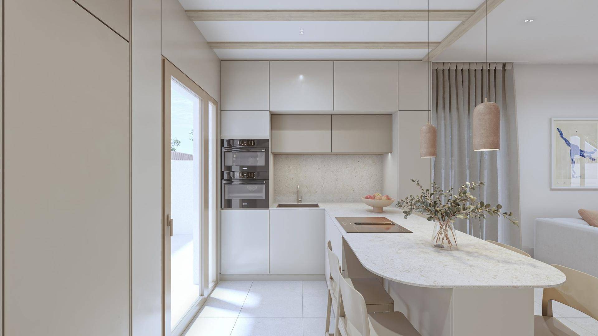 Helle Küche mit integrierten Backöfen, Schiebetür zum Außenbereich und minimalistischem Design.