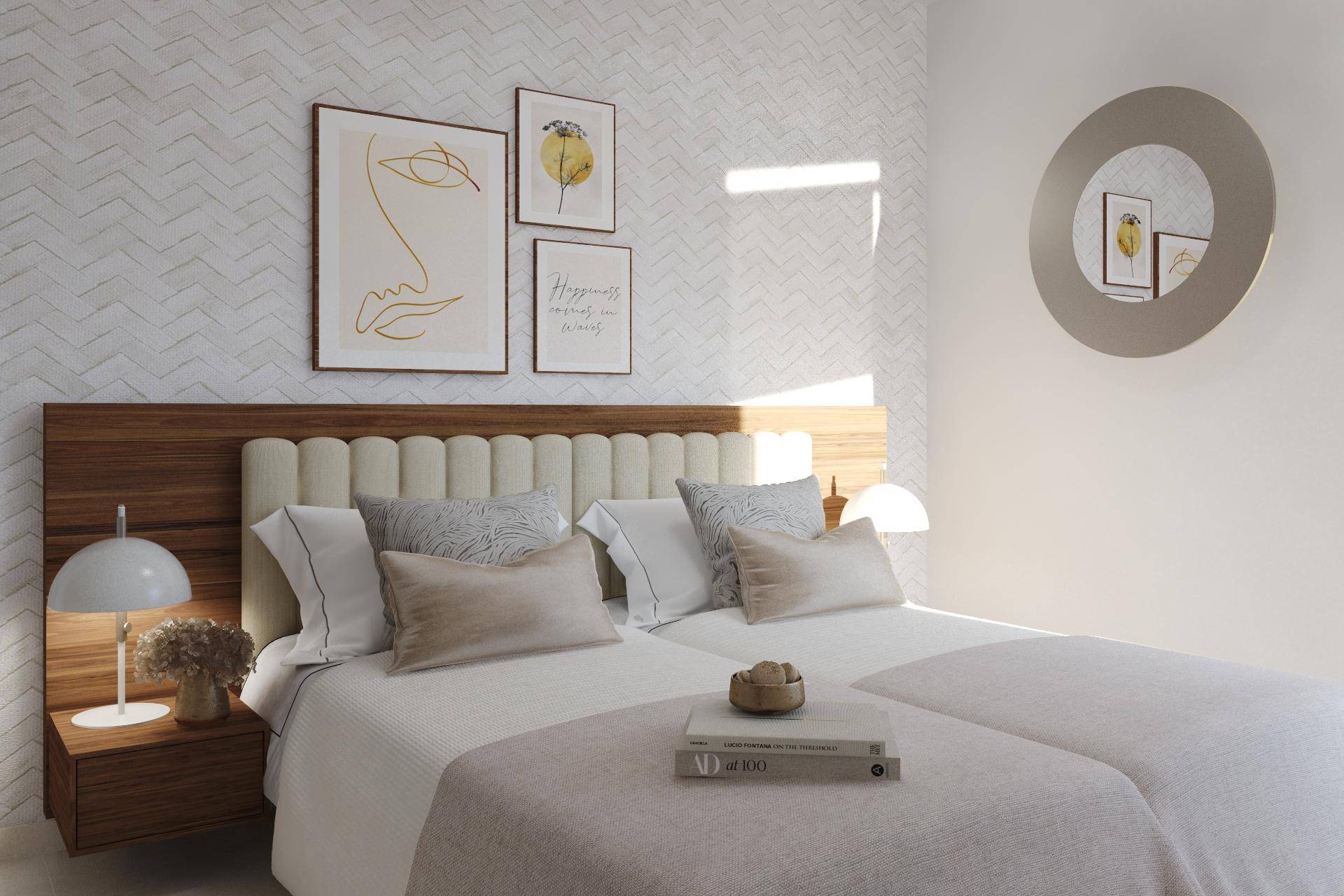 Helles Schlafzimmer mit zwei Einzelbetten, moderner Wandgestaltung und Tageslicht.