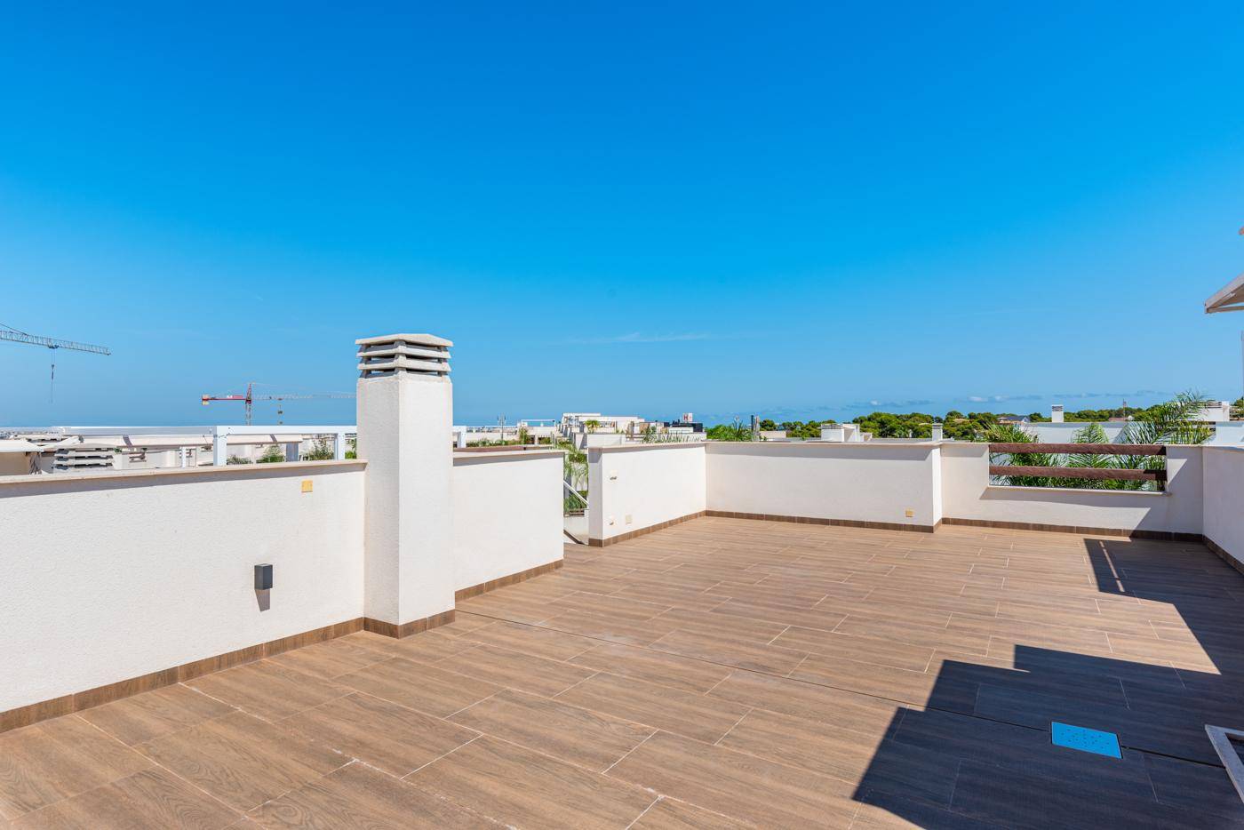 Große Dachterrasse mit weitem Blick über die Landschaft und den Horizont.