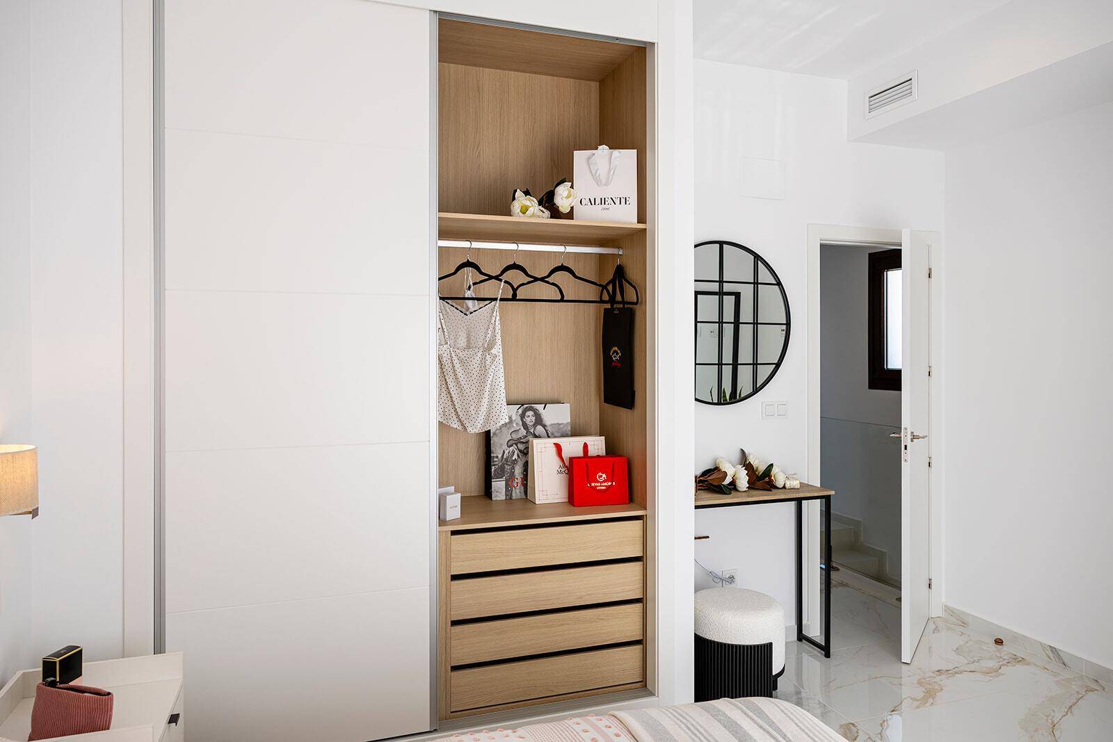 Modernes Schlafzimmer mit Einbauschrank, Doppelbett und stilvoller Dekoration.