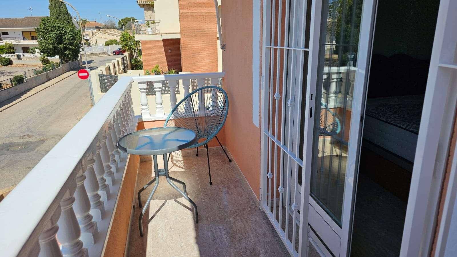 Kleiner Balkon mit Tisch und Stuhl, ideal für eine Tasse Kaffee am Morgen.