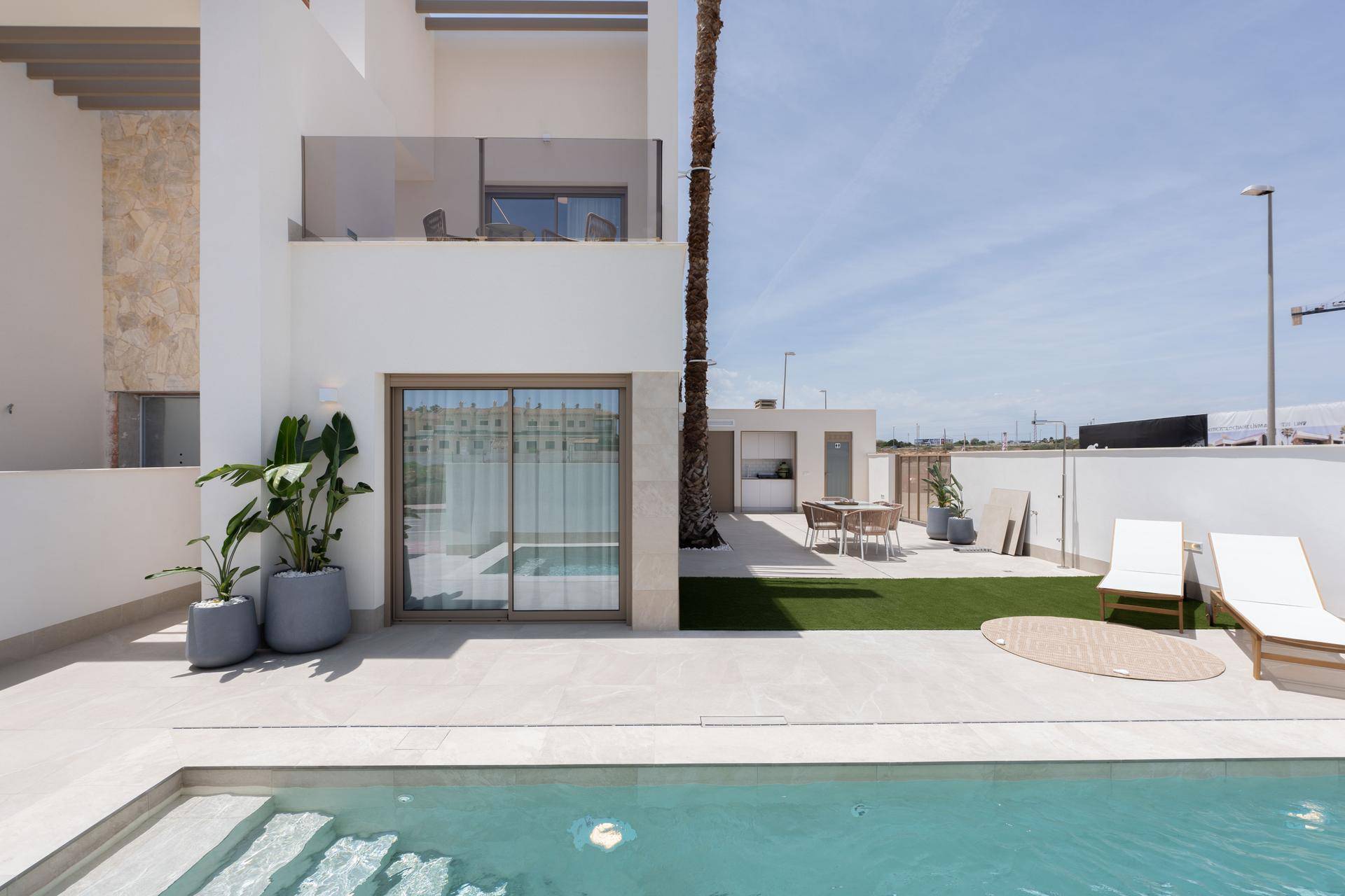 Moderne Villa mit privatem Pool, Sonnenterrasse und gepflegtem Gartenbereich.
