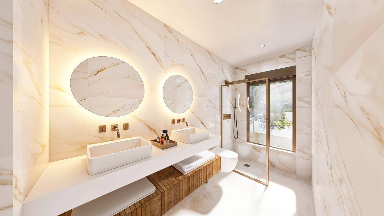 Luxuriöses Badezimmer mit Doppelwaschbecken, Marmorwänden und begehbarer Dusche.