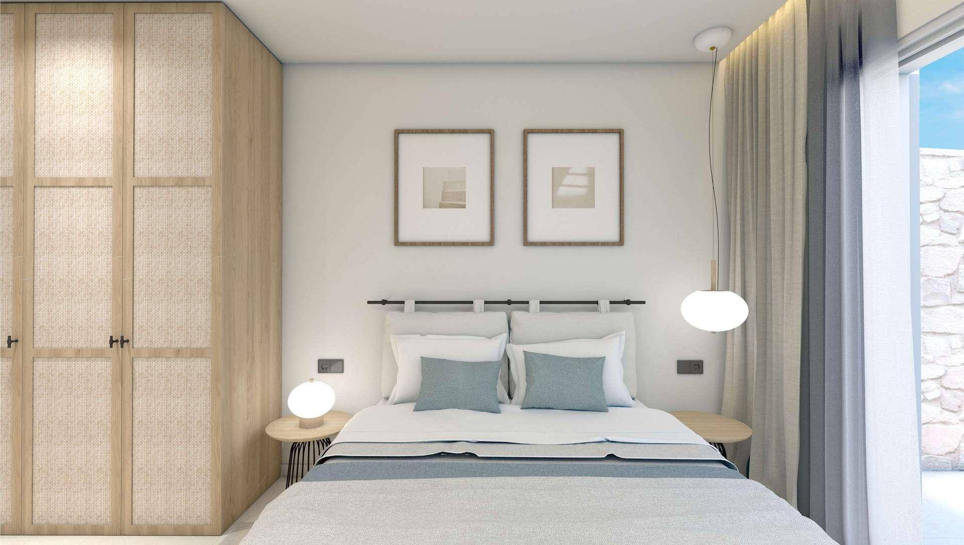 Helles Schlafzimmer mit Doppelbett, Nachttischen und großem Fenster.