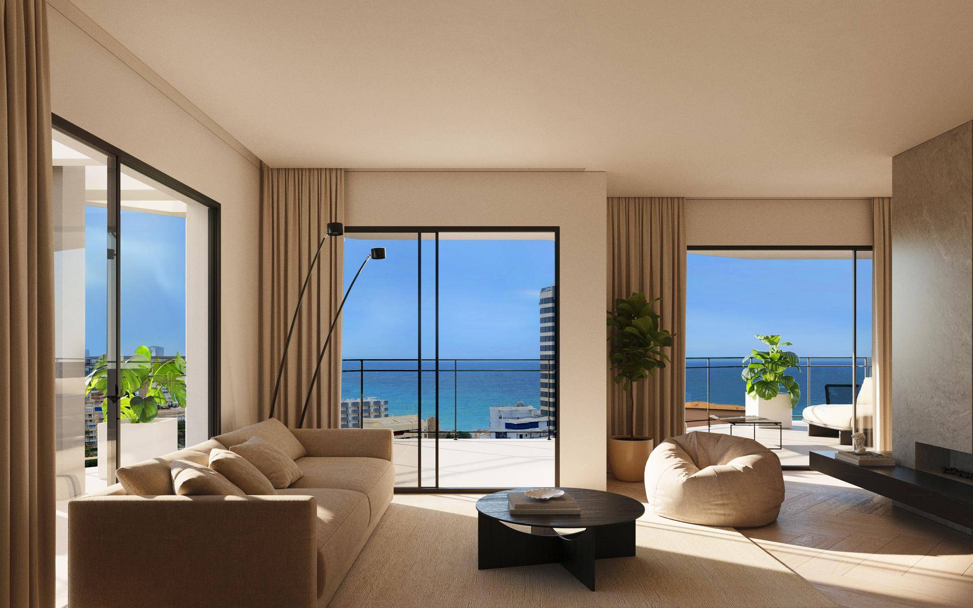 Geräumiges Wohnzimmer mit weitem Meerblick durch große Fenster und stilvoller Einrichtung.