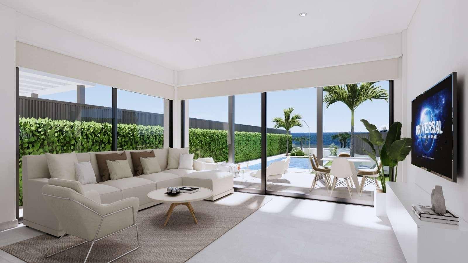 Helles Wohnzimmer mit großen Glasfronten, modernem Sofa und direktem Zugang zum Poolbereich mit Meerblick.