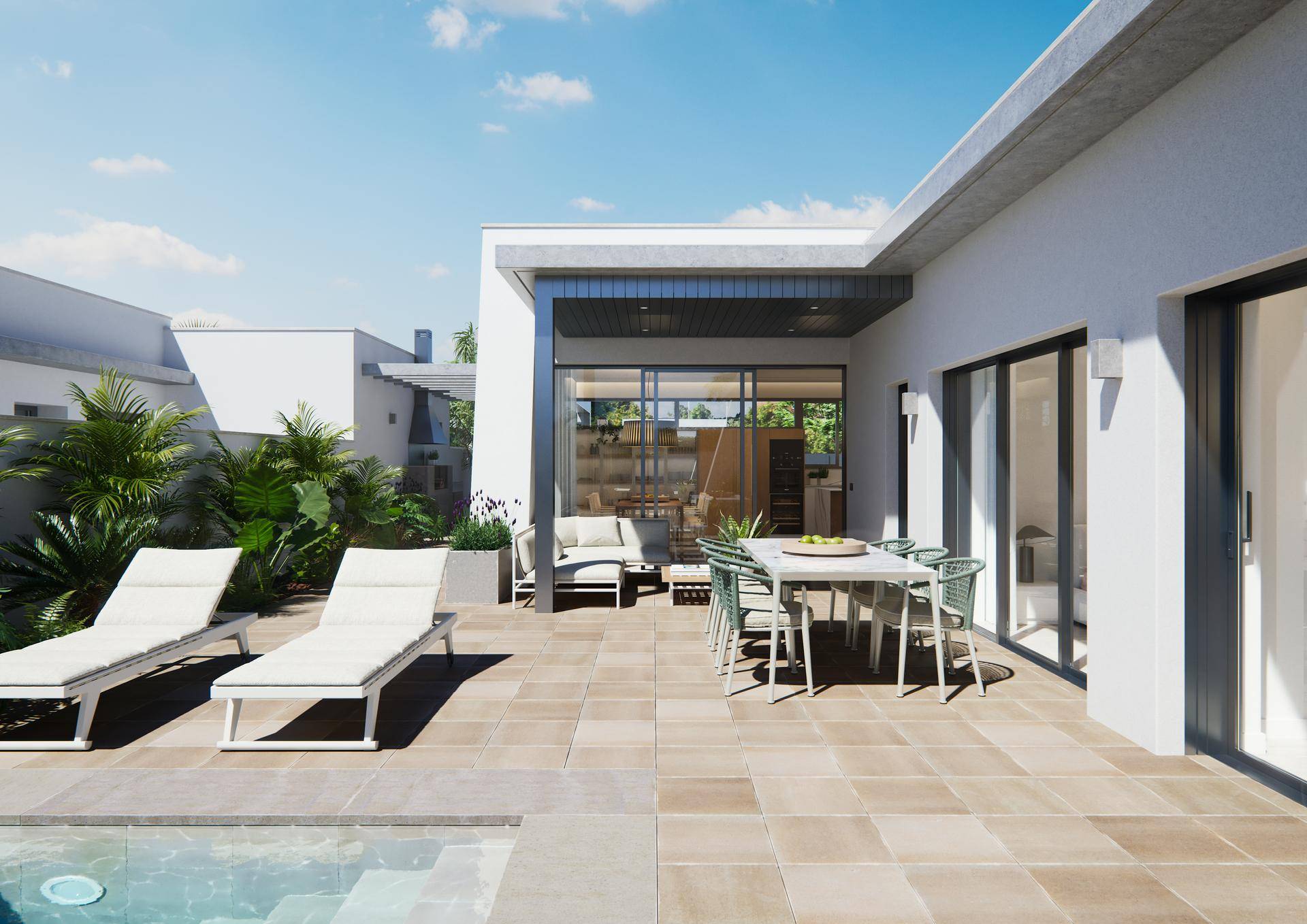 Großzügige Terrasse mit Essbereich und Sonnenliegen am Pool, umgeben von grüner Bepflanzung.