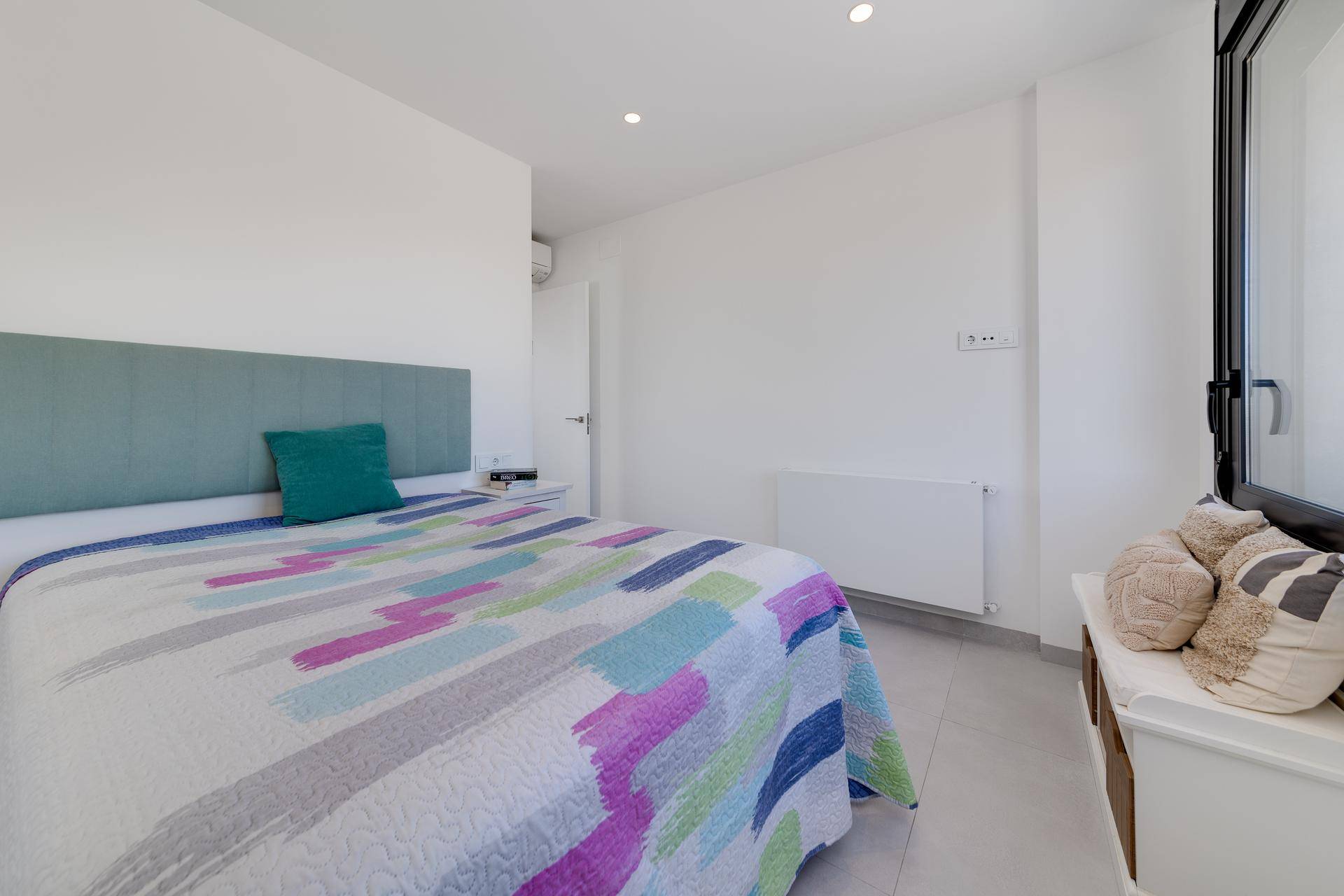 Geräumiges Schlafzimmer mit Doppelbett, Klimaanlage und Blick auf die Landschaft.