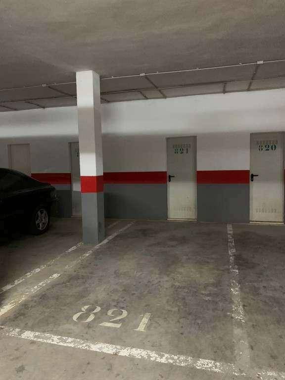 Tiefgarage mit nummerierten Stellplätzen und Zugang zu privaten Abstellräumen.