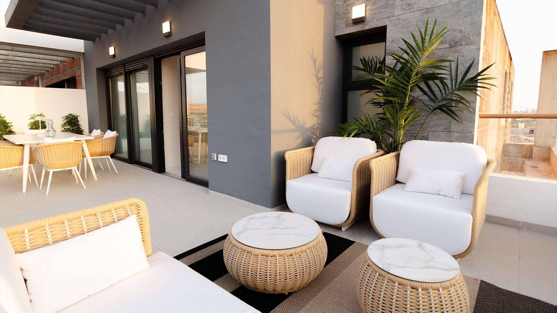 Stilvolle Terrasse mit bequemen Lounge-Sesseln und Couchtischen, ideal zum Entspannen im Freien.