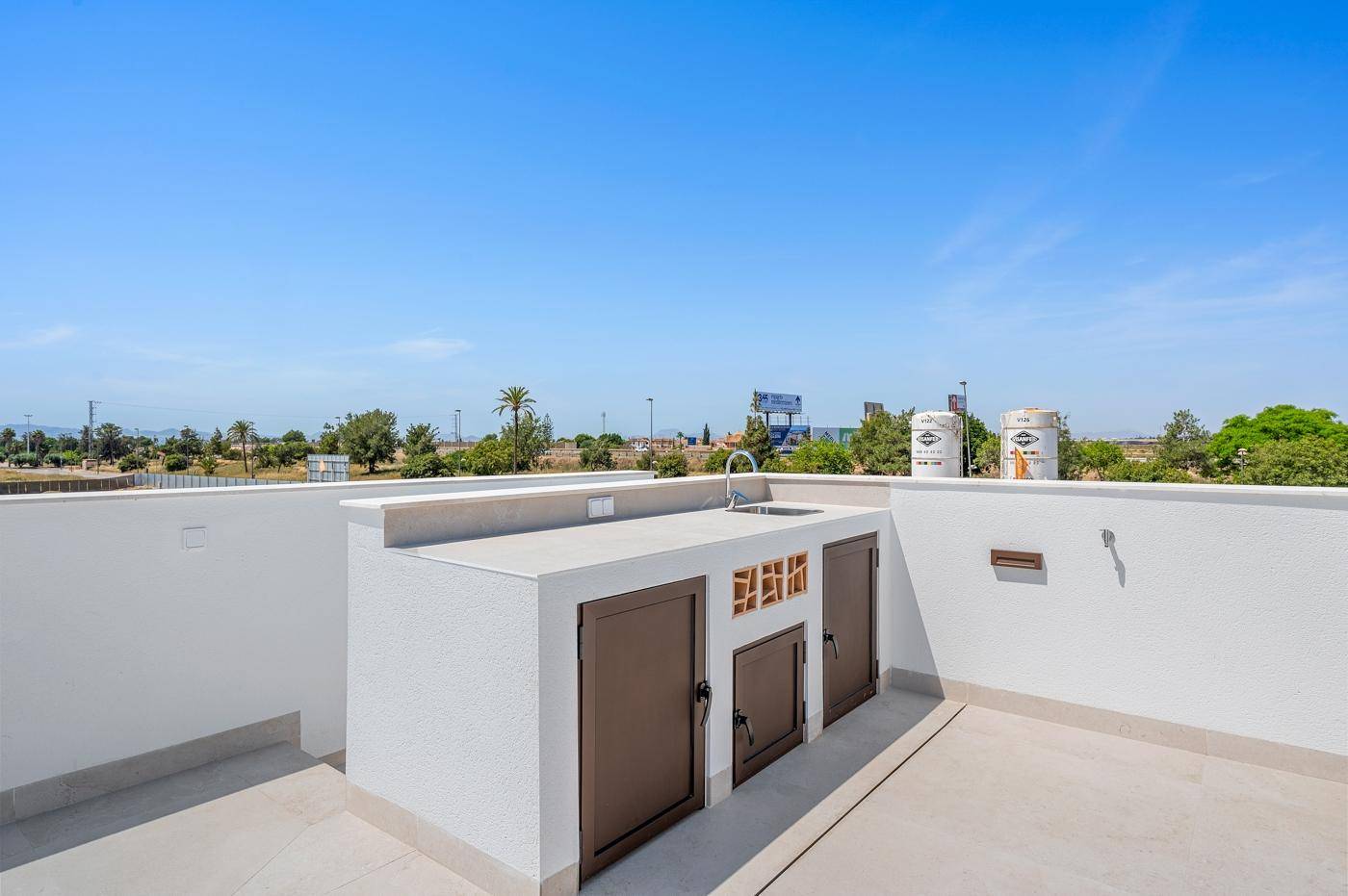Dachterrasse mit integrierter Außenküche und weitem Blick über die Umgebung.