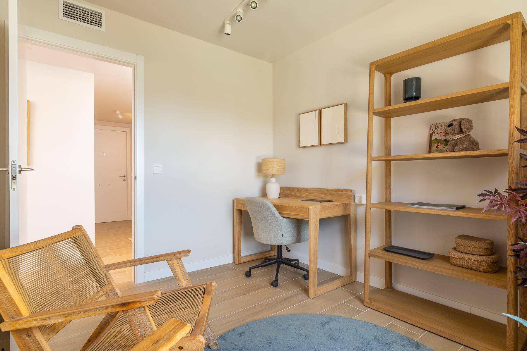 Funktionales Arbeitszimmer mit Holzmöbeln und einem Schreibtisch, der zum Arbeiten einlädt.