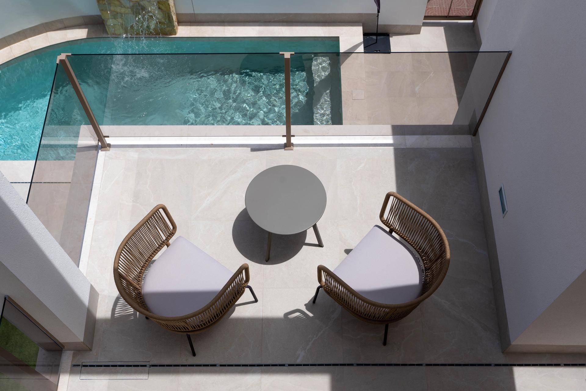 Stilvolle Sitzgelegenheiten auf der Terrasse mit Blick auf den privaten Pool und die Umgebung.