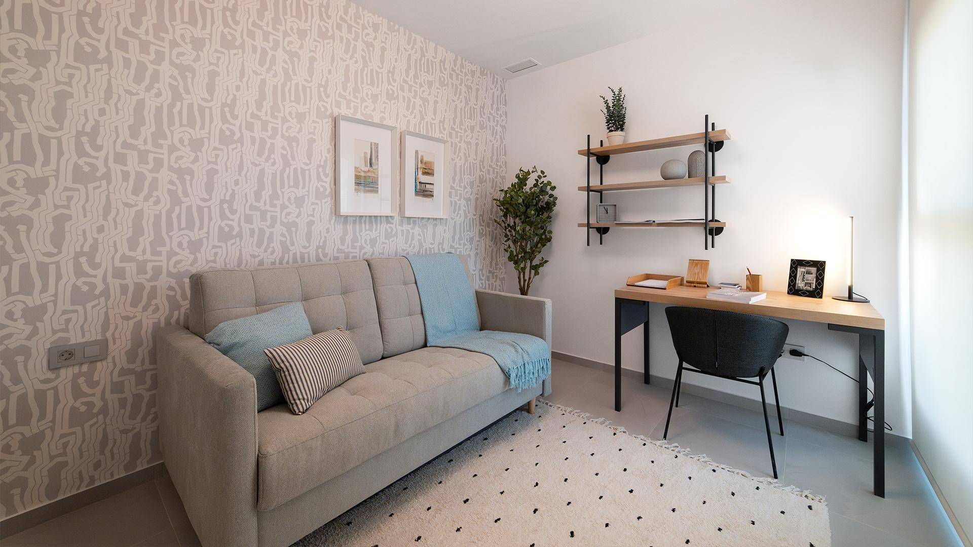 Modernes Arbeitszimmer mit Schreibtisch, Regal und einem Schlafsofa.