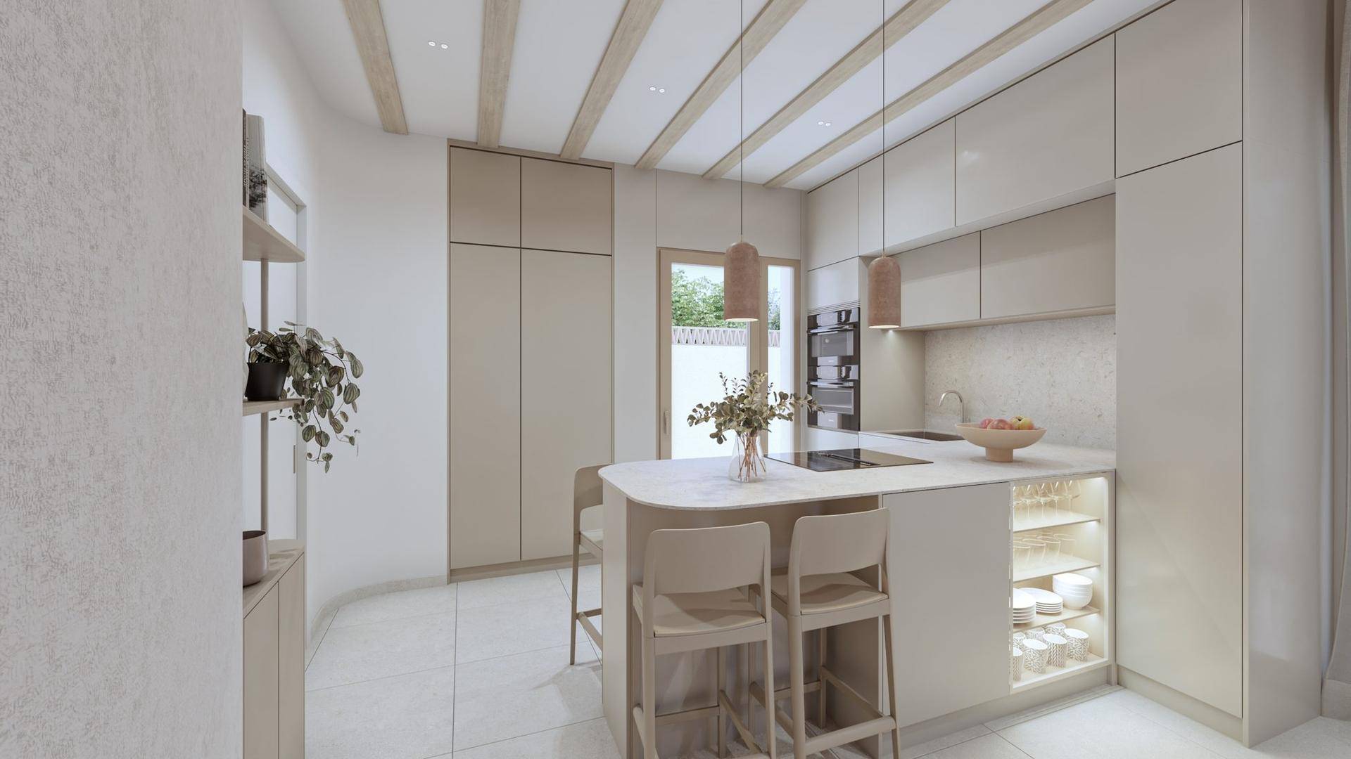 Moderne Küche mit Kücheninsel, integrierten Geräten und stilvollen Hängelampen über dem Tresen.