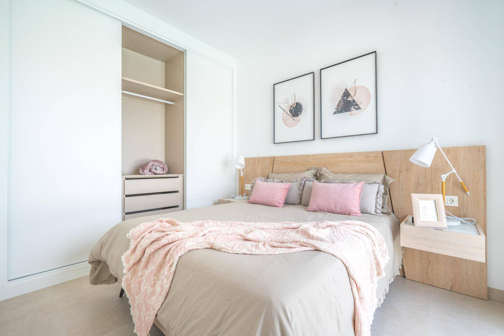 Modernes Schlafzimmer mit integriertem Kleiderschrank und stilvoller Dekoration.