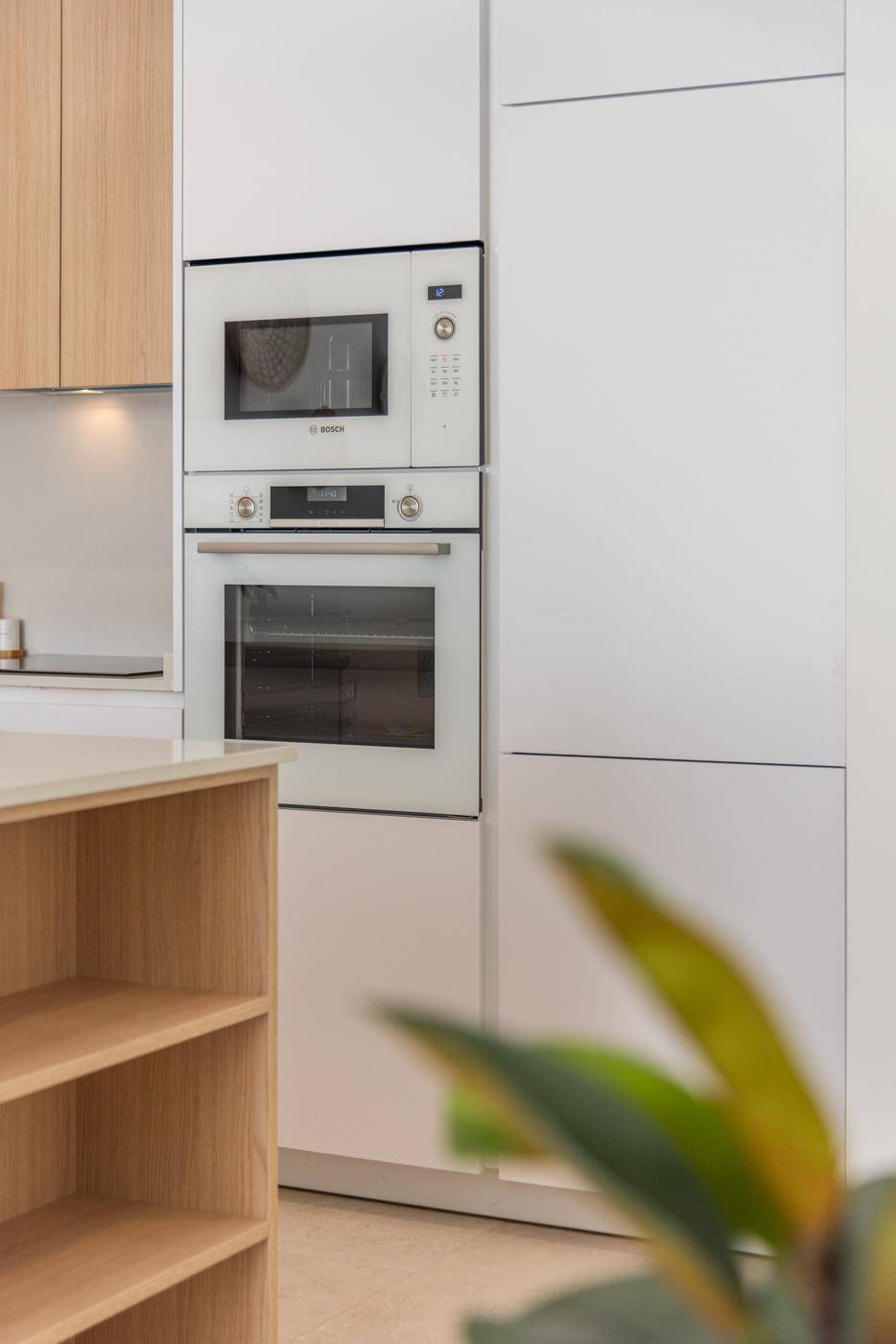 Integrierte Küchengeräte von Bosch, darunter Backofen und Mikrowelle.