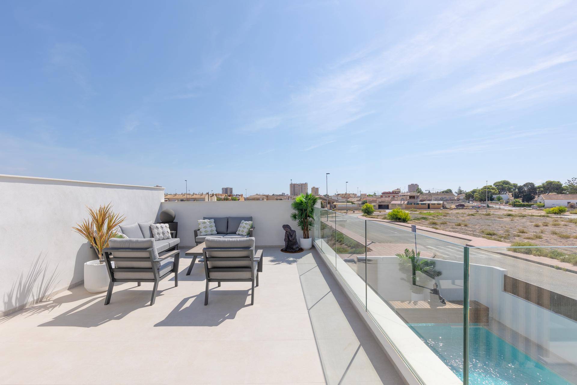 Dachterrasse mit Loungemöbeln und weitem Blick über die Stadt und Landschaft.