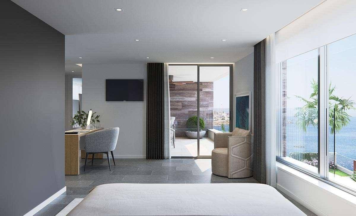 Modernes Schlafzimmer mit Meerblick, großen Fenstern und Zugang zu einem privaten Balkon.