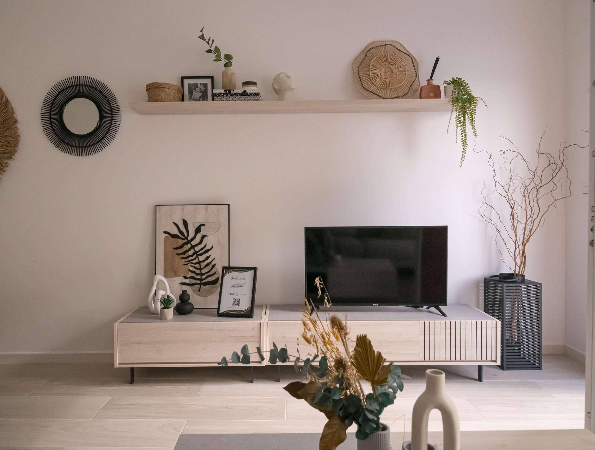 Wohnzimmer mit modernem TV-Möbel, stilvoller Dekoration und Wandregal.