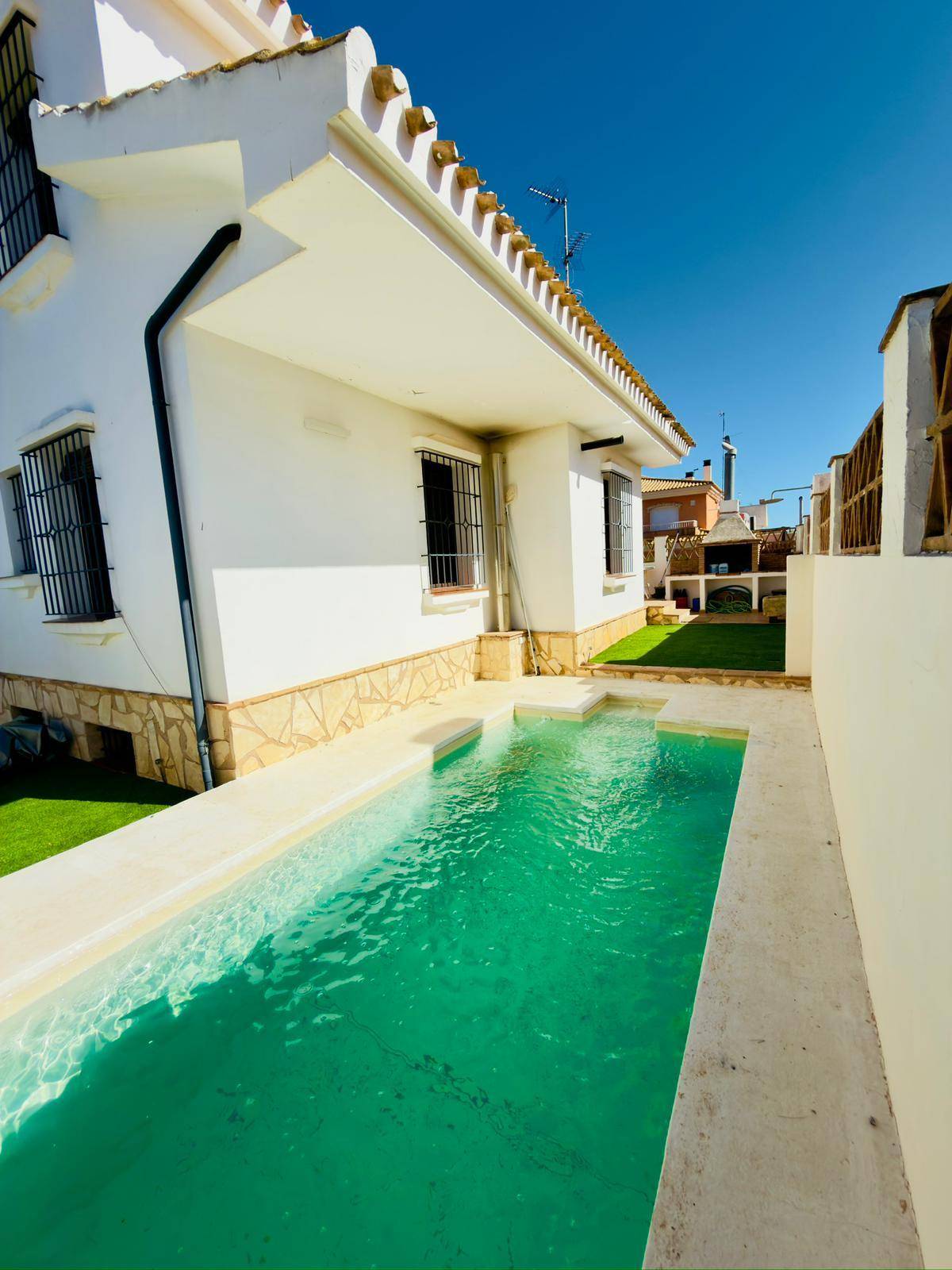 Kleiner privater Poolbereich neben der Villa mit Kunstrasen und sonniger Lage.