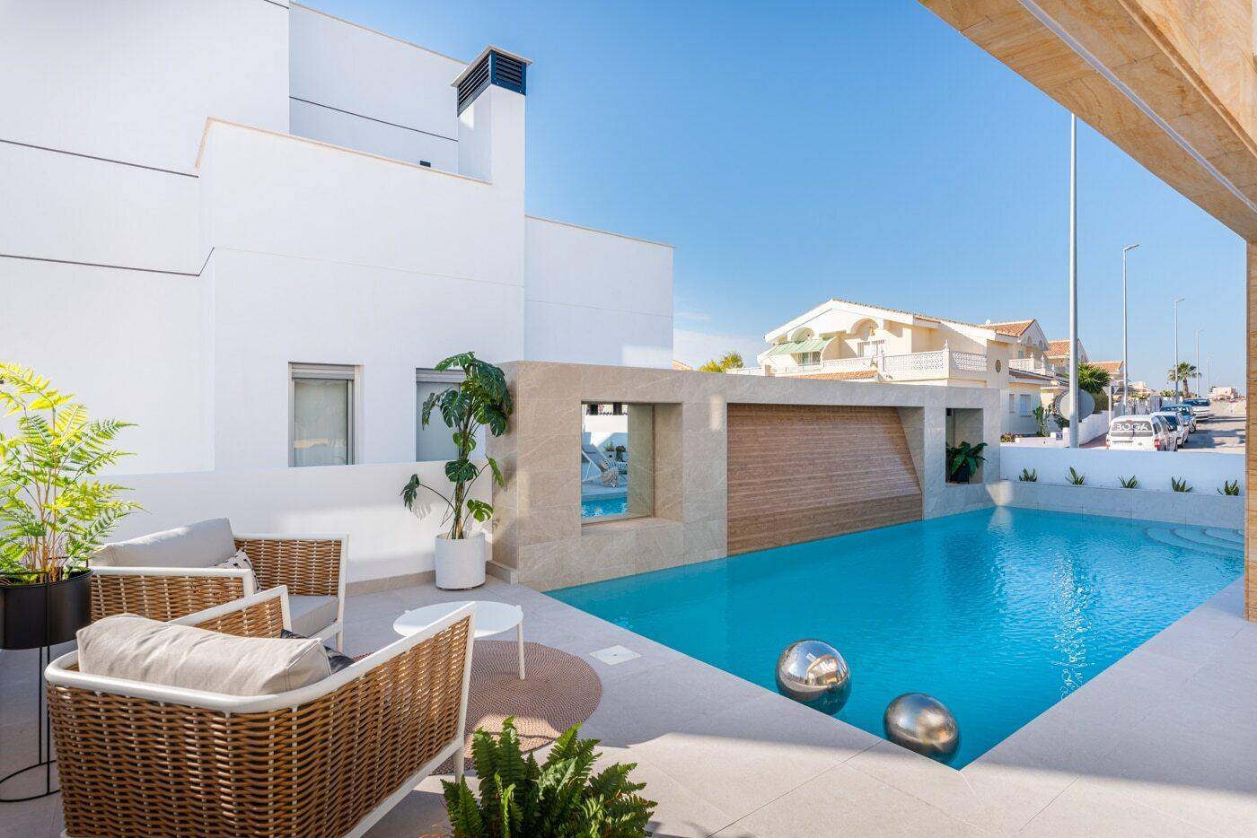 Stilvoller Poolbereich mit Lounge-Möbeln und dekorativen Elementen.