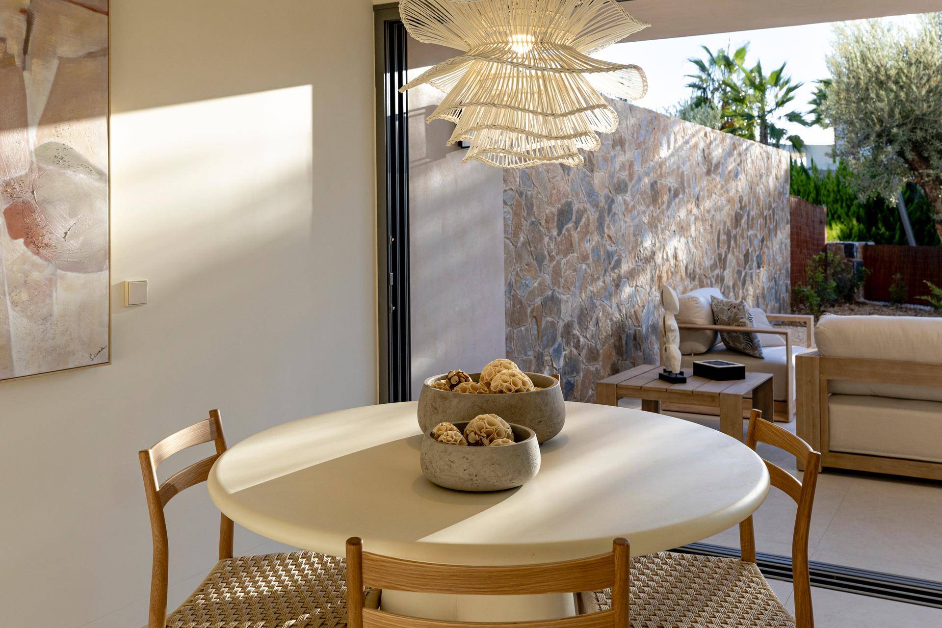 Heller Essbereich mit modernem Esstisch und Blick auf die Terrasse und den Garten.