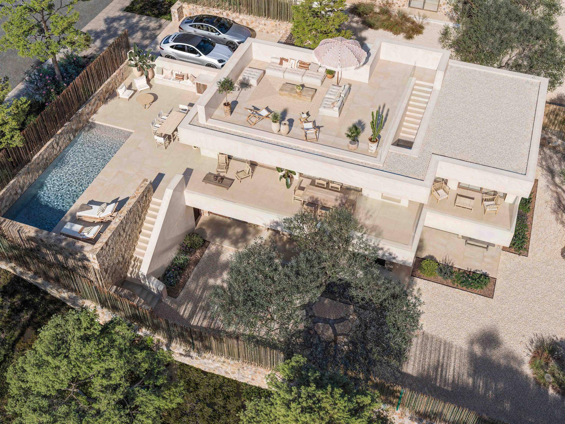 Ansicht von oben auf die Villa mit großzügigen Terrassen, einem privaten Pool und integrierten Parkplätzen.