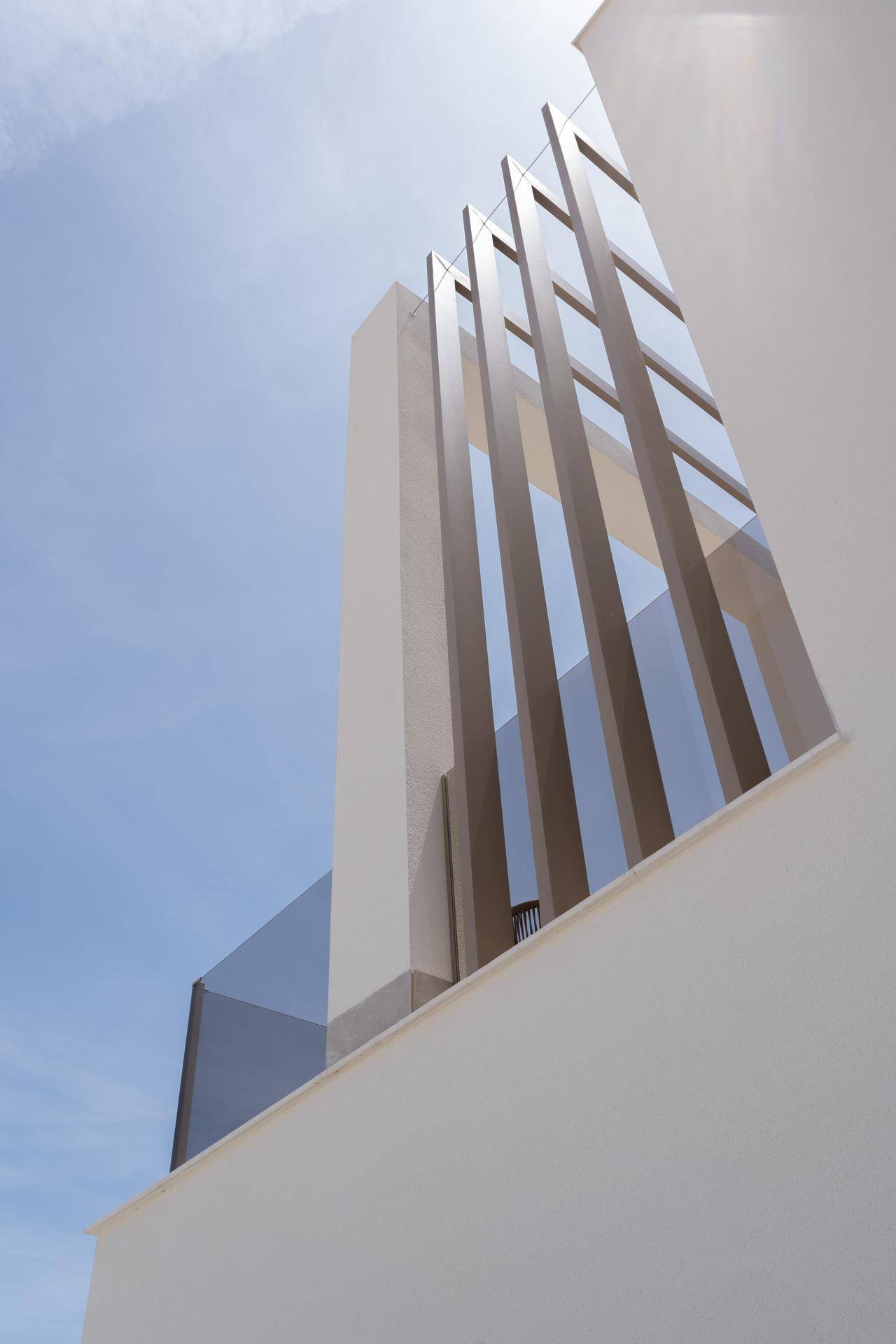 Architektonisches Detail einer modernen Villa mit vertikalen Lamellen und klaren Linien.