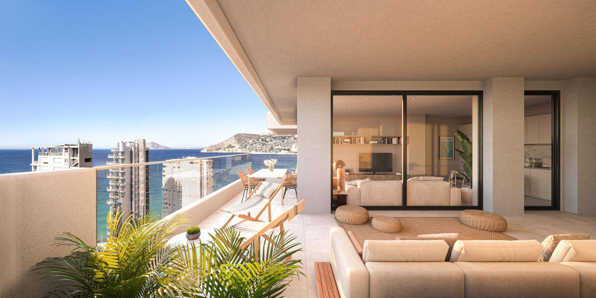 Großer Balkon mit Essbereich, Lounge-Möbeln und atemberaubendem Meer- und Stadtblick.