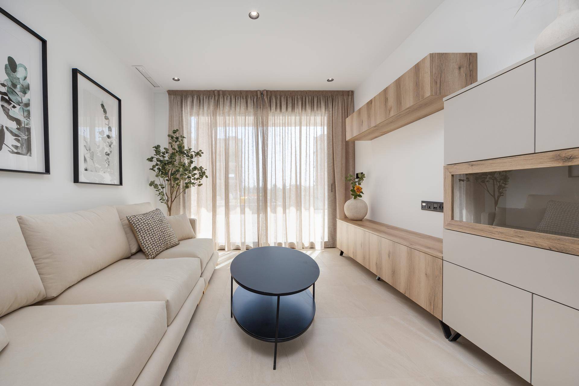 Helles Wohnzimmer mit modernem Sofa und stilvoller Wandgestaltung, lichtdurchflutet.