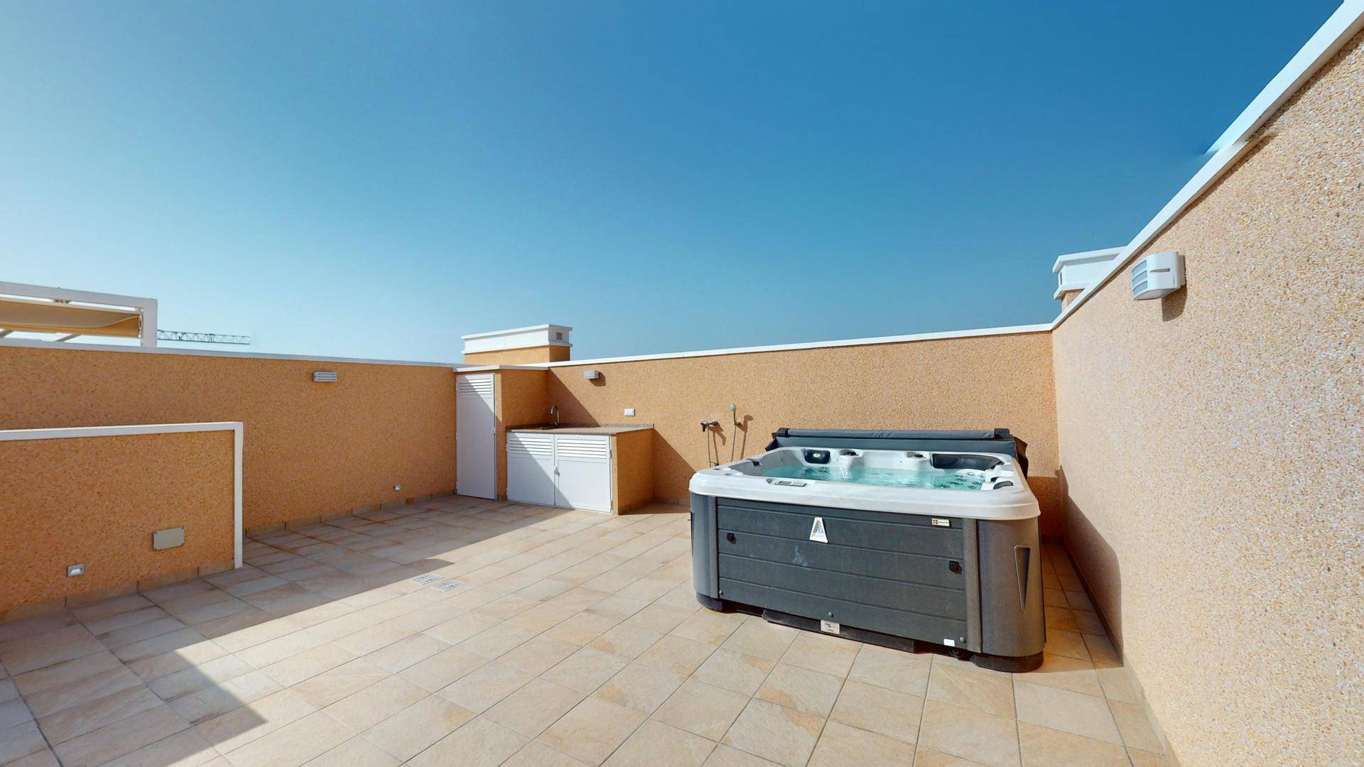 Große Dachterrasse mit Whirlpool und viel Platz für Entspannung unter freiem Himmel.