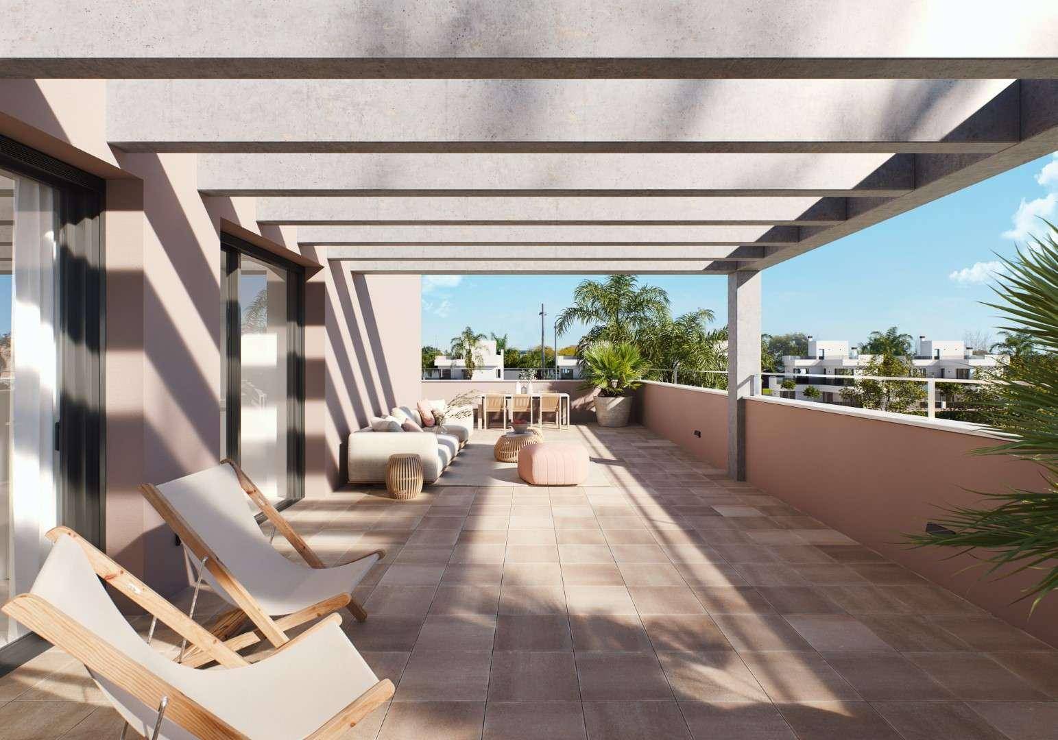 Geräumige Dachterrasse mit Pergola, bequemen Lounge-Möbeln und weitem Blick in die Umgebung.