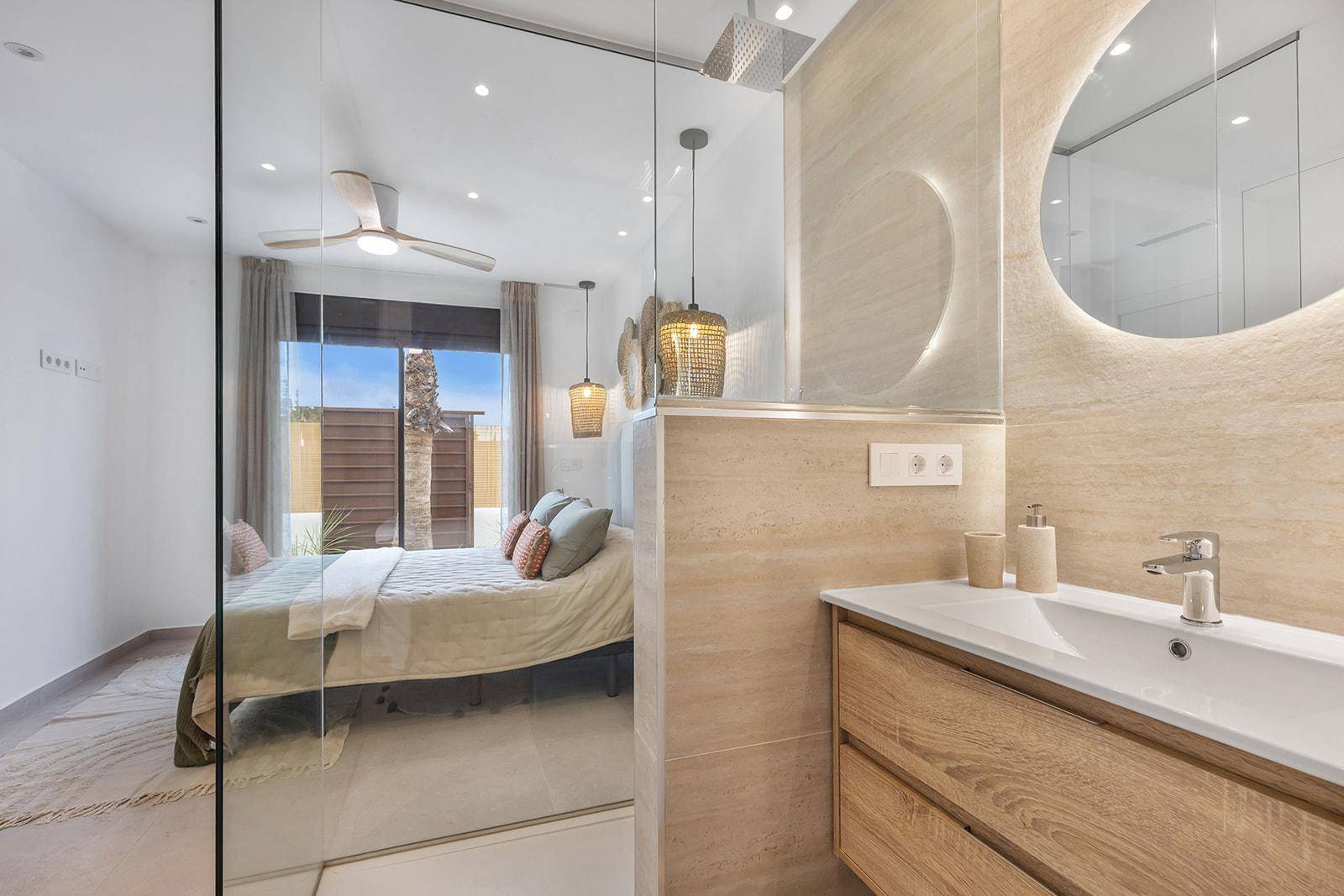 Modernes Badezimmer mit begehbarer Dusche und Blick ins angrenzende Schlafzimmer.