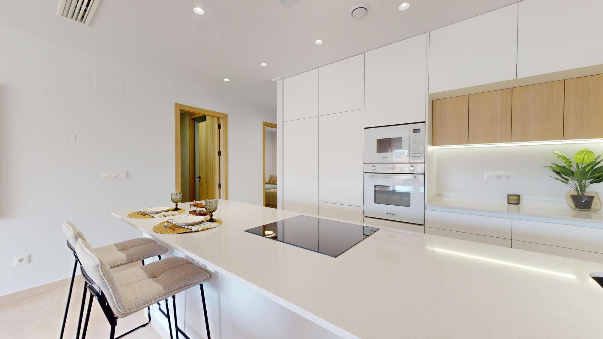 Moderne Einbauküche mit weißen Schränken, integrierten Geräten und Holzdetails.