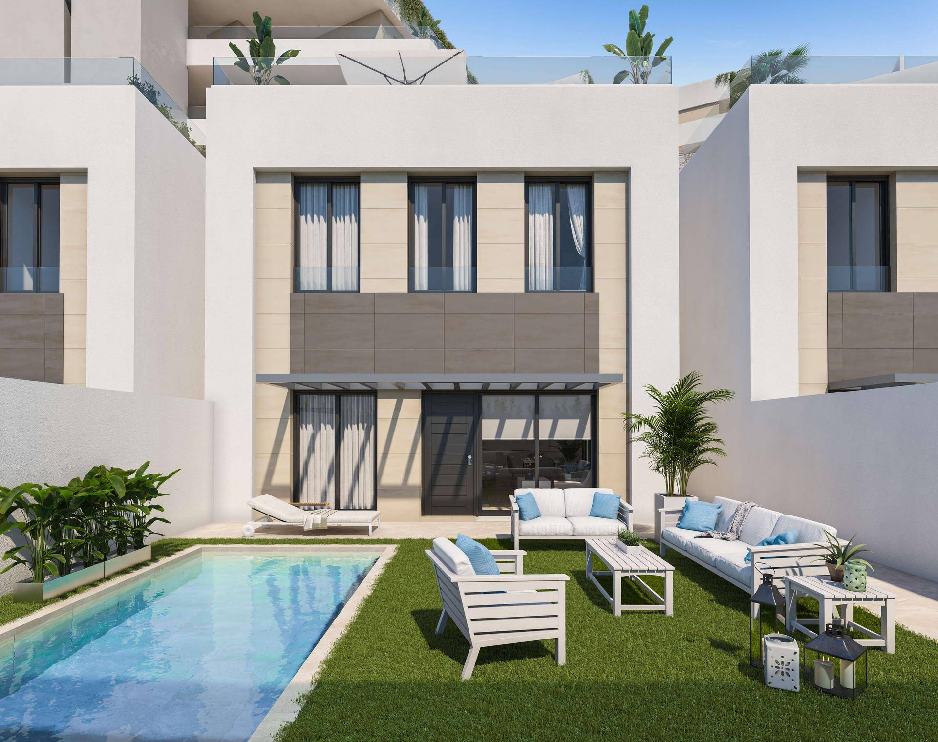 Private Gartenanlage einer Villa mit kleinem Pool, Rasenfläche und gemütlichem Loungebereich im Freien.