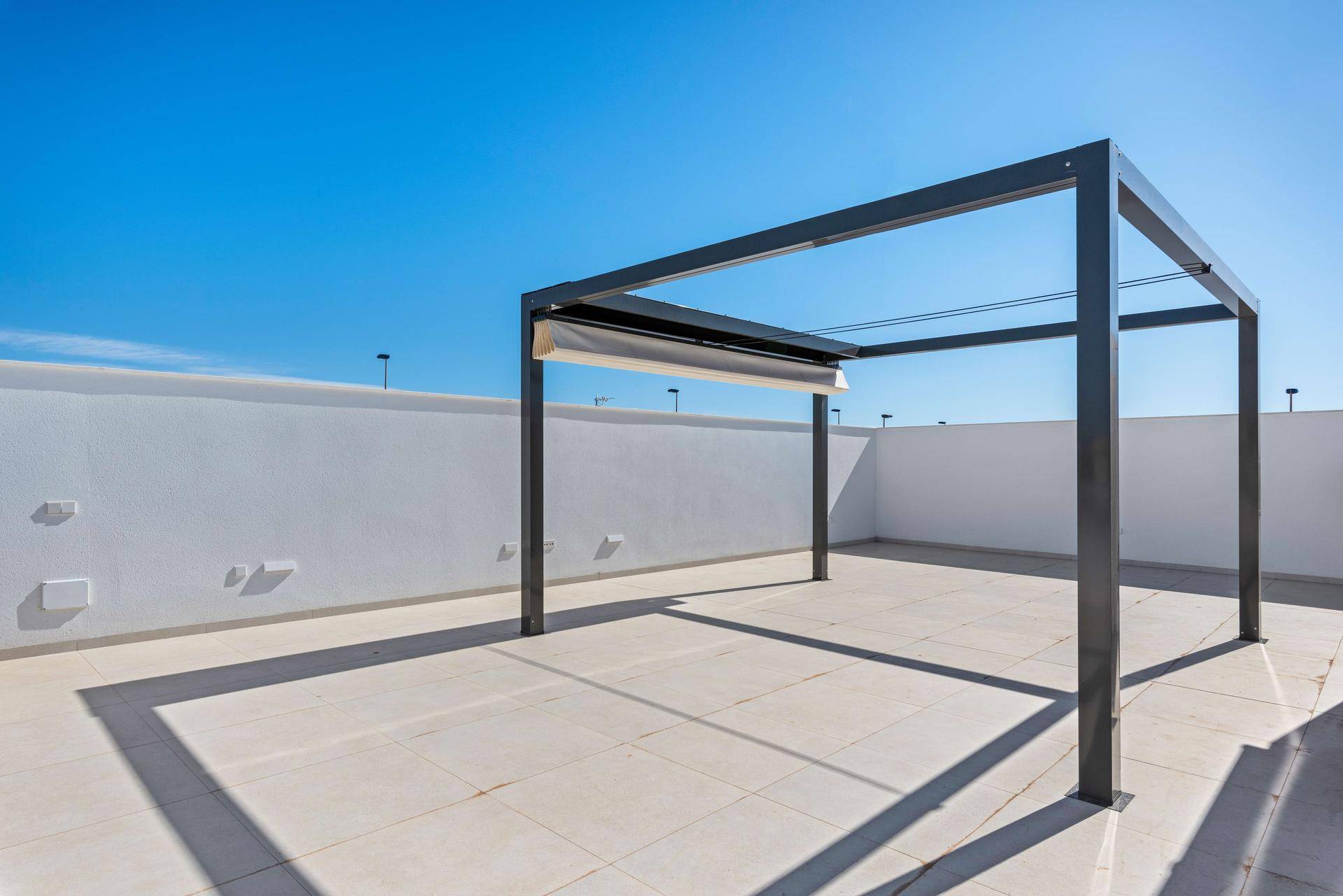 Weitläufige Dachterrasse mit moderner Pergola und viel Platz für Entspannung.