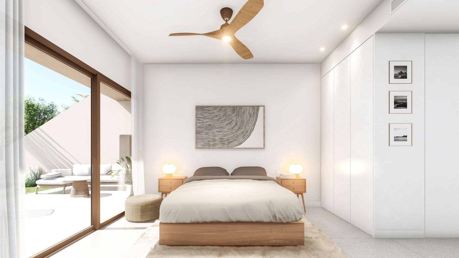 Modernes Schlafzimmer mit Deckenventilator, großen Fenstern und direktem Terrassenzugang.