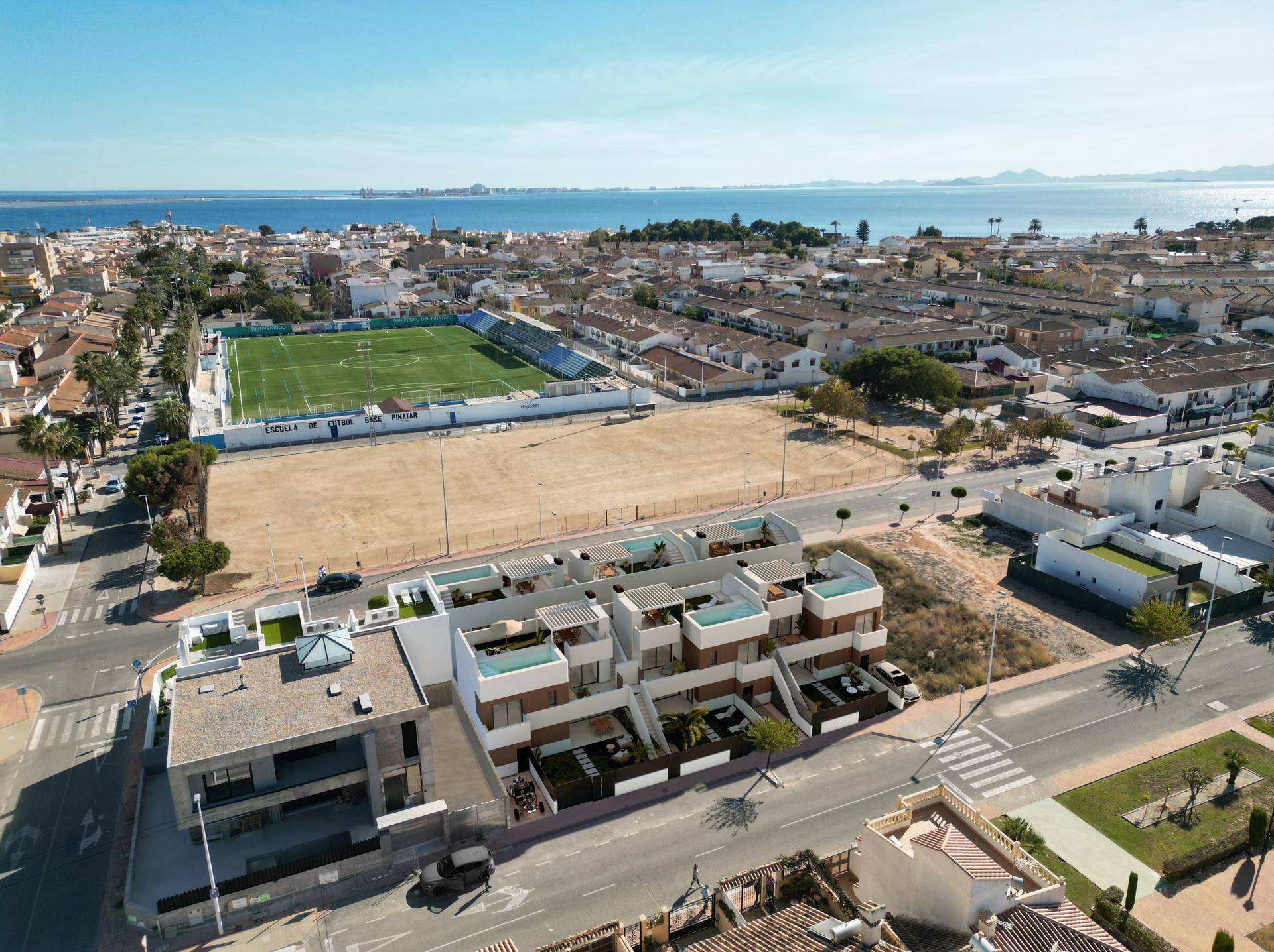 Luftaufnahme der Wohnsiedlung mit Blick auf das Meer und die umliegende Stadt.