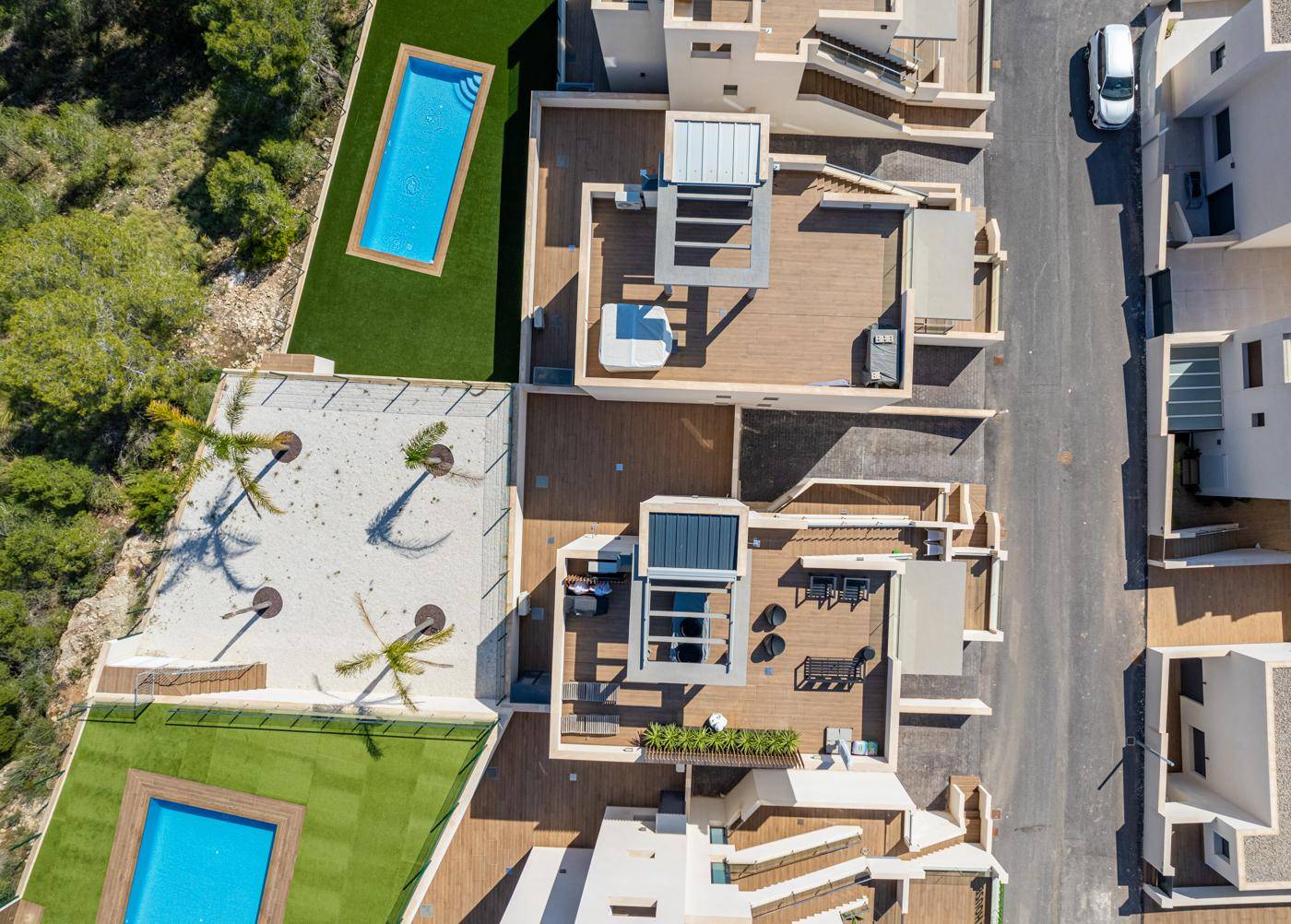 Dachterrassen und Außenbereiche mit Holzbelag und Sitzgelegenheiten in der Wohnanlage.