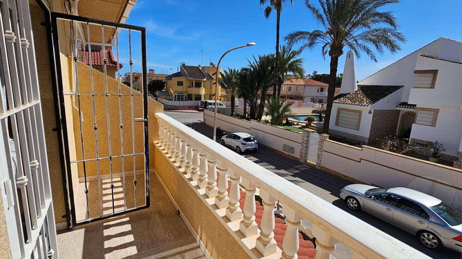 Balkon mit Balustrade und Blick auf die Straße und die umliegende Nachbarschaft.