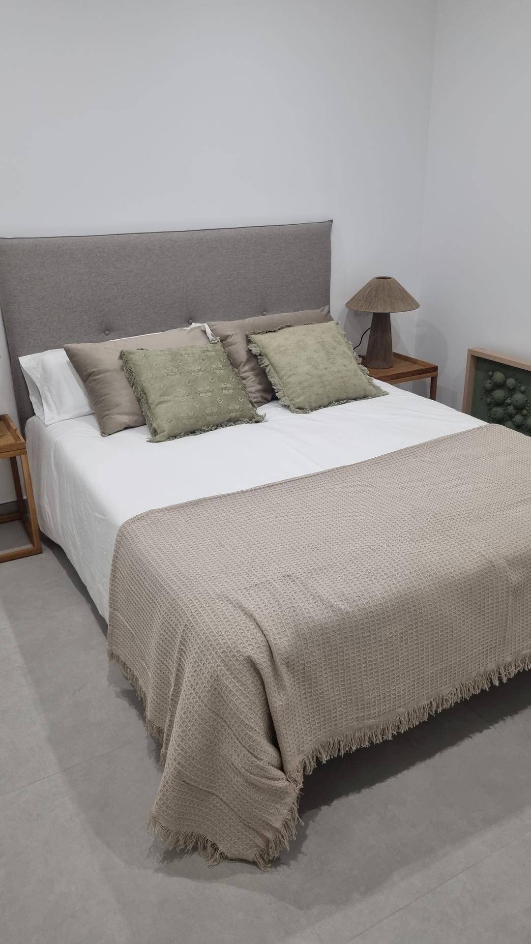 Gemütliches Schlafzimmer mit Doppelbett und schlichtem Design, ideal zum Entspannen.