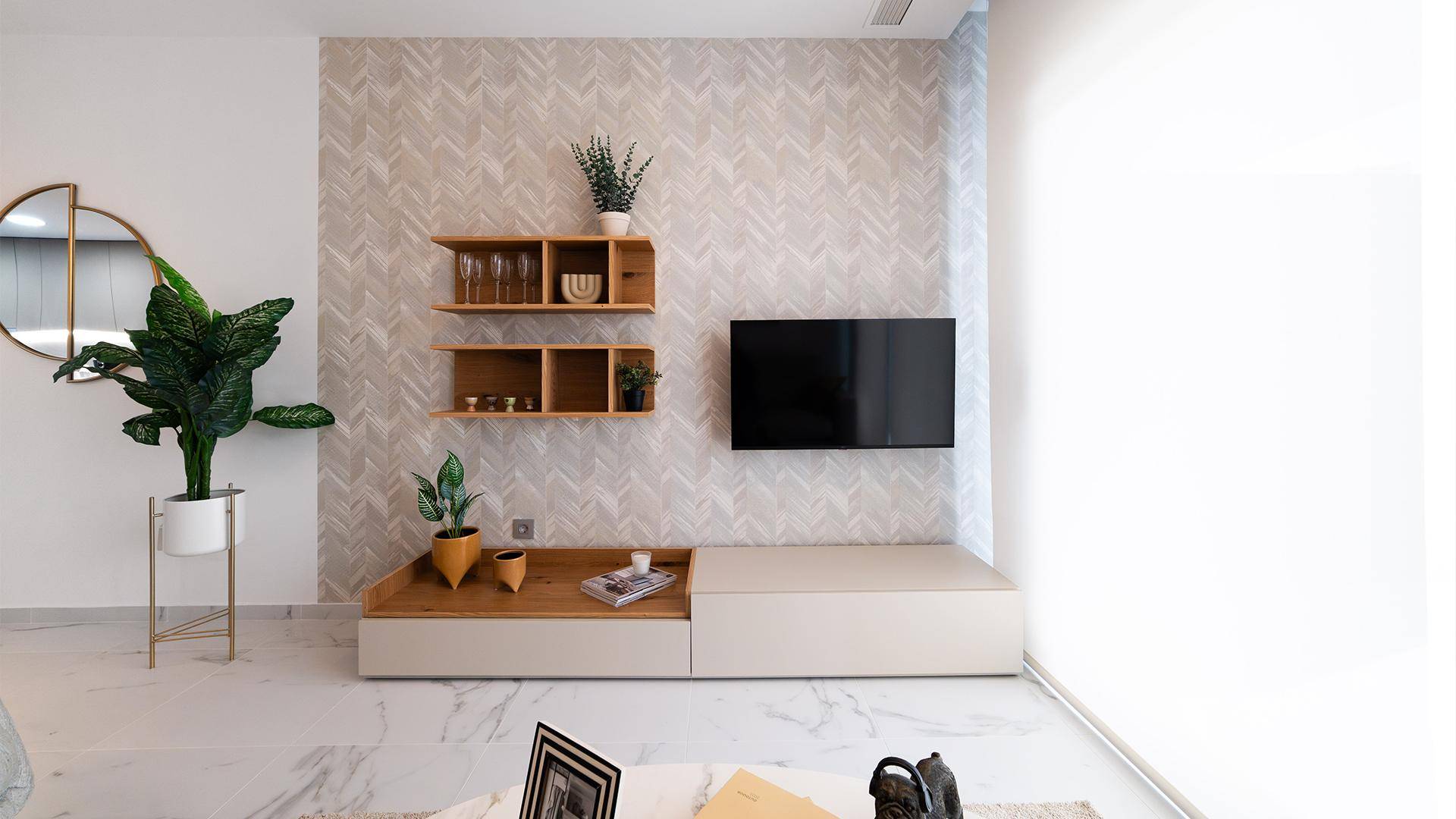 Modernes Wohnzimmer mit strukturierten Tapeten, Holzregalen und einem Flachbildfernseher.