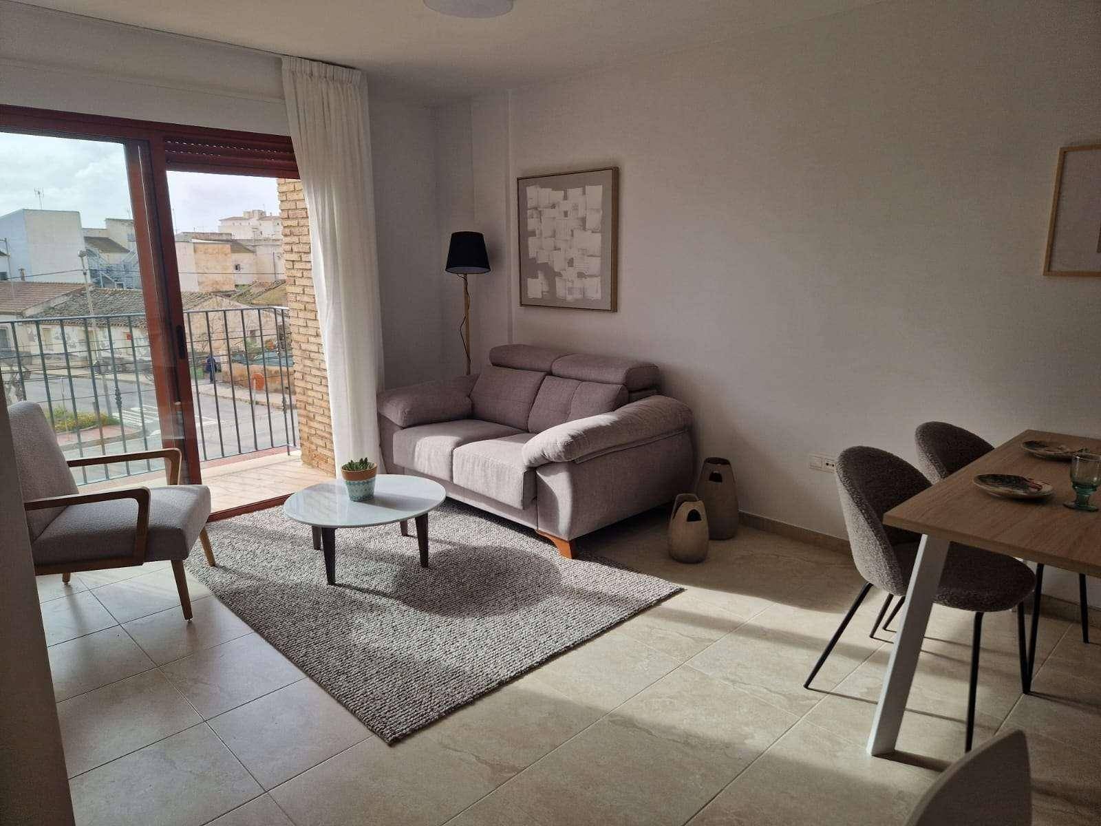 Gemütliches Wohn-Esszimmer mit Fliesenboden, Esstisch und Sofa, hell beleuchtet durch Tageslicht.
