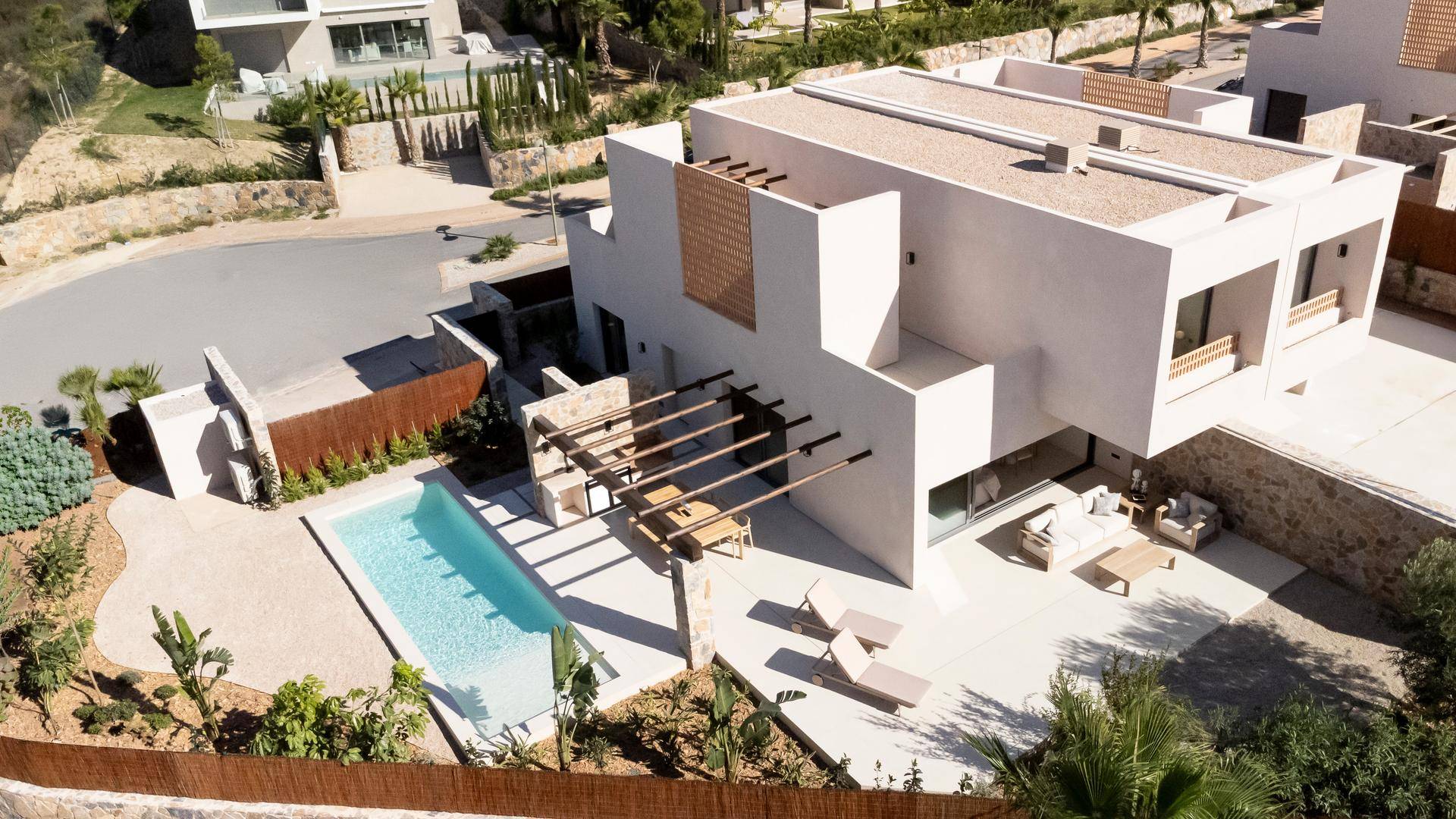 Moderne Villa mit Pool, Sonnenterrasse und Außenwohnbereich in mediterraner Umgebung.
